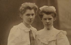 Witte Aenne und Mock Damen.jpg