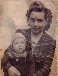 Martha Zeitz geb.Remm mit Sohn Wolfgang 1948