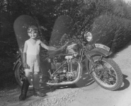 Eberhard Zeitz mit Motorrad I.jpg