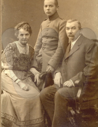 August Meyer mit Eltern.jpg